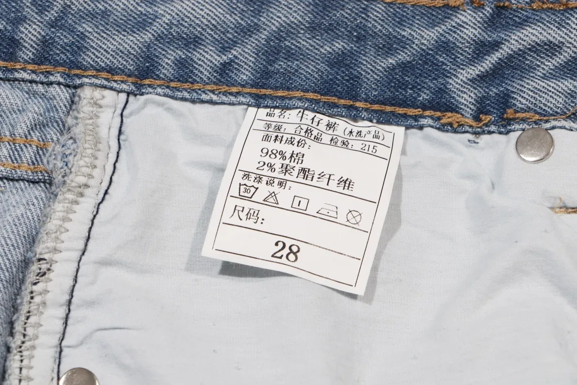 P290 Style No.: H471 Chrome Hearts CH Chrome Hearts Heavy Industry Damaged High Street Jeans exude unruly personality and unique charm. Every wear and tear is carefully designed to present a unique artistic feel. Made of imported denim fabric, which has undergone heavy industrial washing and destruction treatment, the trousers show a super cool effect on the upper body, allowing you to dominate the fashion stage.  This is more than just a pair of jeans, it is an expression of attitude. With its unique design concept and ultimate pursuit of details, Croxin breaks traditional boundaries and defines the jeans trend in the new era. The trousers are made of double-layer woven fabric and matched with customized hardware, showing an incomparably beautiful and unique style, making every wearer the focus of fashion. Imported denim fabric, super heavy-duty washed and damaged, the upper body is super cool! Customized hardware, incomparably good-looking model. The production process is difficult. It has a high-street feel. Color: blue Size: S M L XL XXL